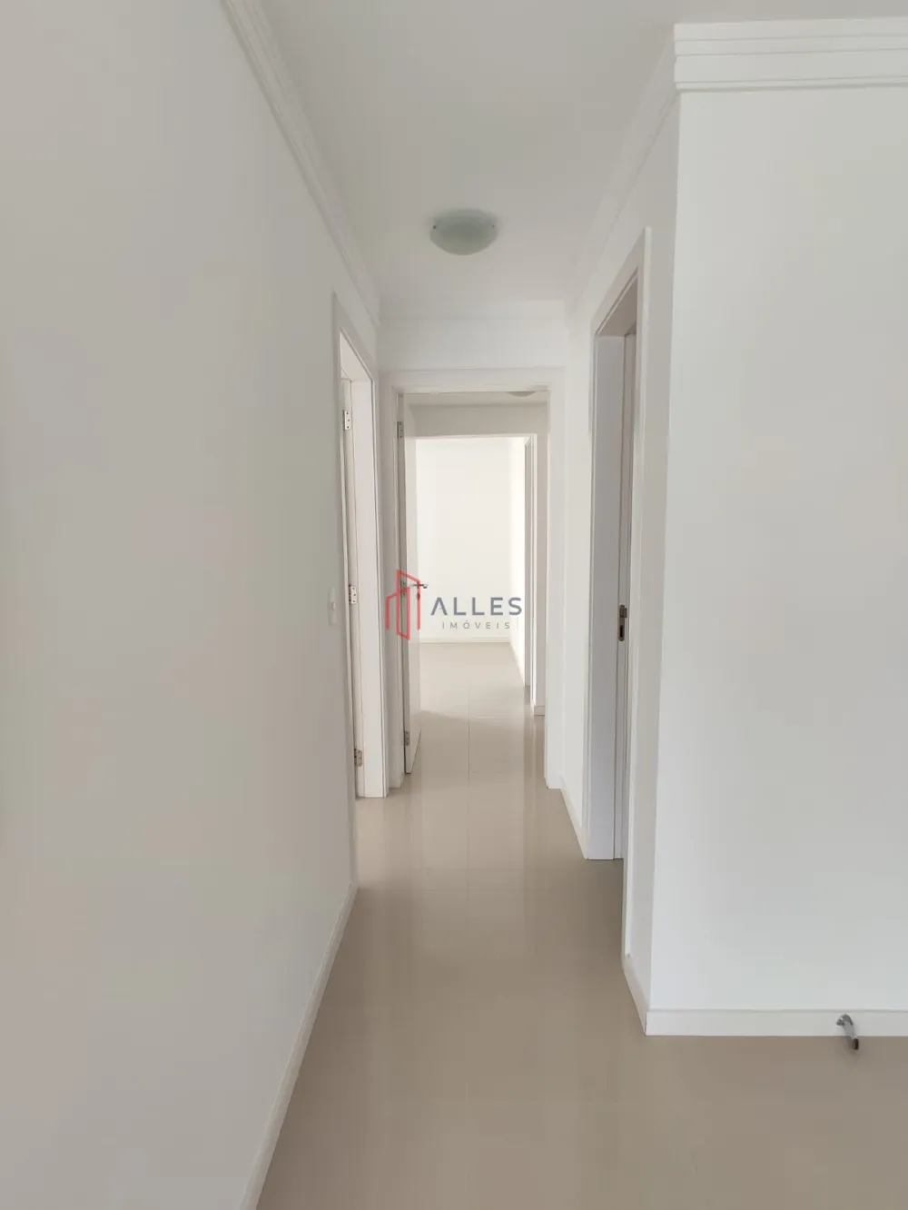 ALUGA-SE ANUAL LINDÍSSIMO APARTAMENTO NO CENTRO DE BALNEÁRIO CAMBORIÚ/SC