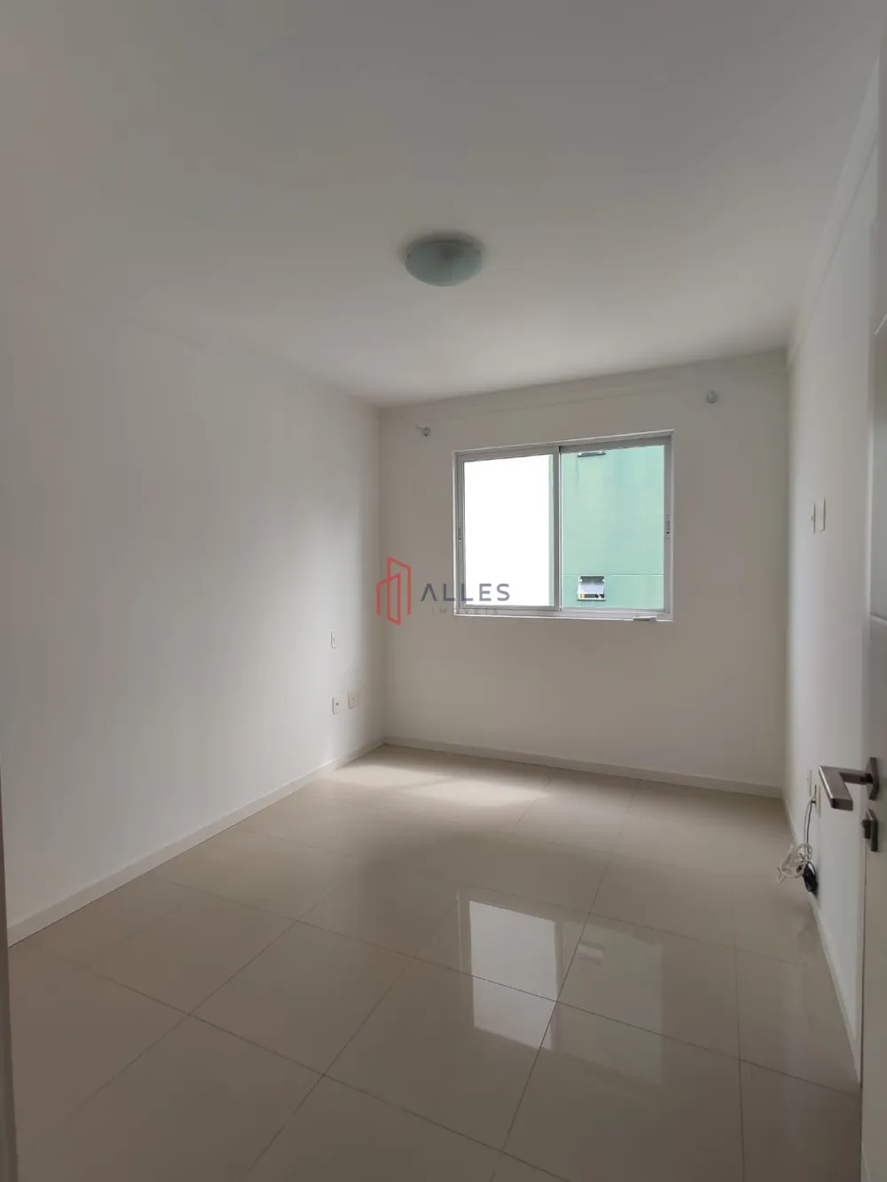 ALUGA-SE ANUAL LINDÍSSIMO APARTAMENTO NO CENTRO DE BALNEÁRIO CAMBORIÚ/SC