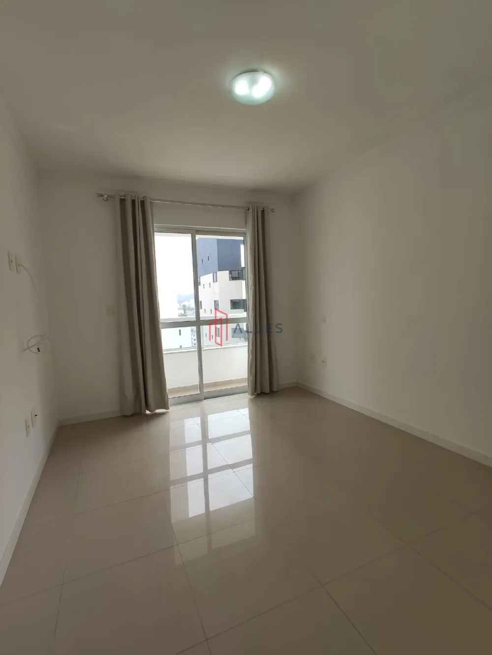 ALUGA-SE ANUAL LINDÍSSIMO APARTAMENTO NO CENTRO DE BALNEÁRIO CAMBORIÚ/SC