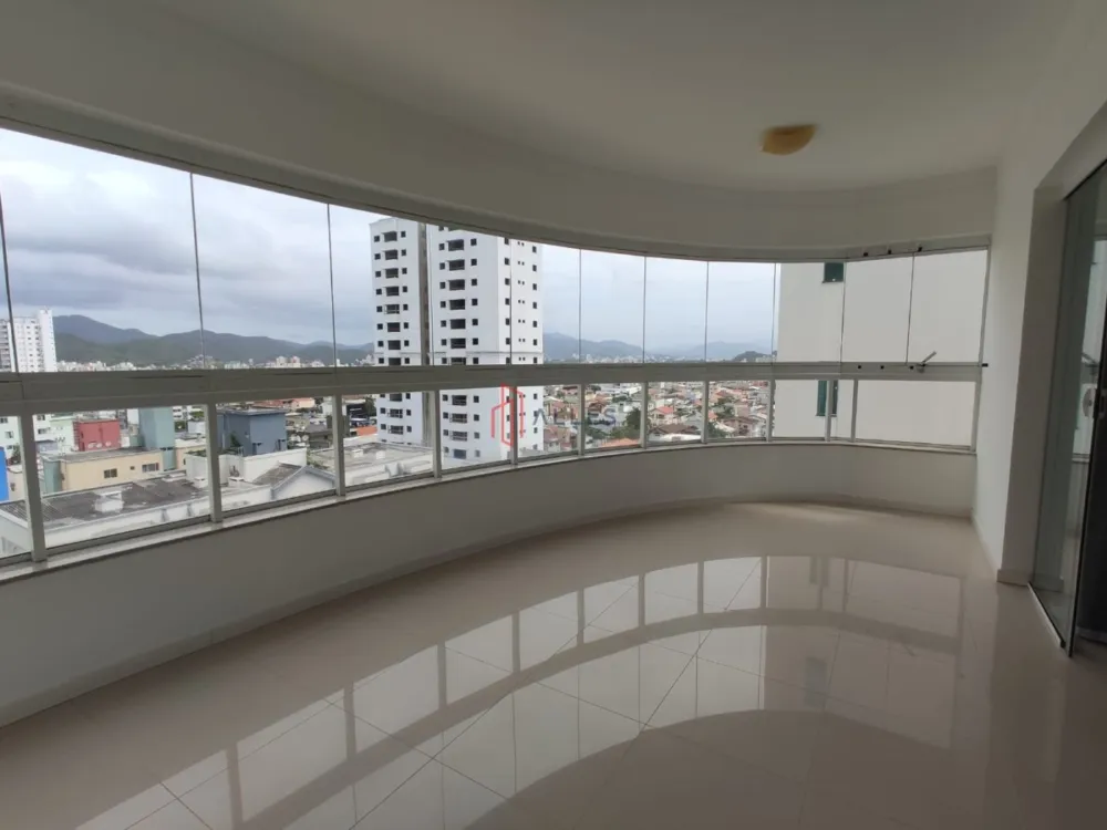 ALUGA-SE ANUAL LINDÍSSIMO APARTAMENTO NO CENTRO DE BALNEÁRIO CAMBORIÚ/SC