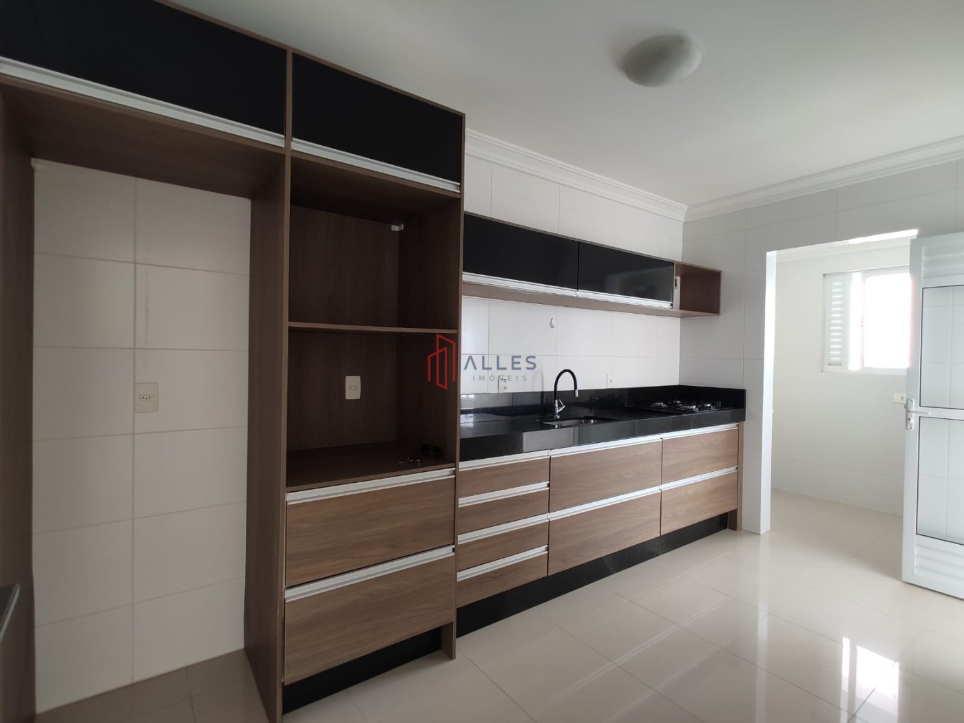 ALUGA-SE ANUAL LINDÍSSIMO APARTAMENTO NO CENTRO DE BALNEÁRIO CAMBORIÚ/SC