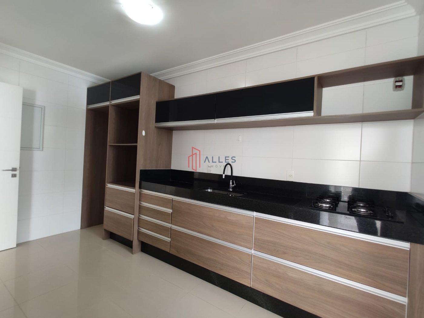 ALUGA-SE ANUAL LINDÍSSIMO APARTAMENTO NO CENTRO DE BALNEÁRIO CAMBORIÚ/SC