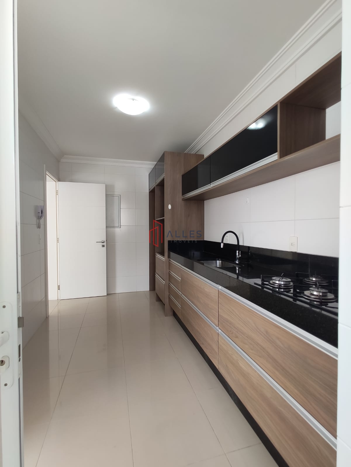 ALUGA-SE ANUAL LINDÍSSIMO APARTAMENTO NO CENTRO DE BALNEÁRIO CAMBORIÚ/SC