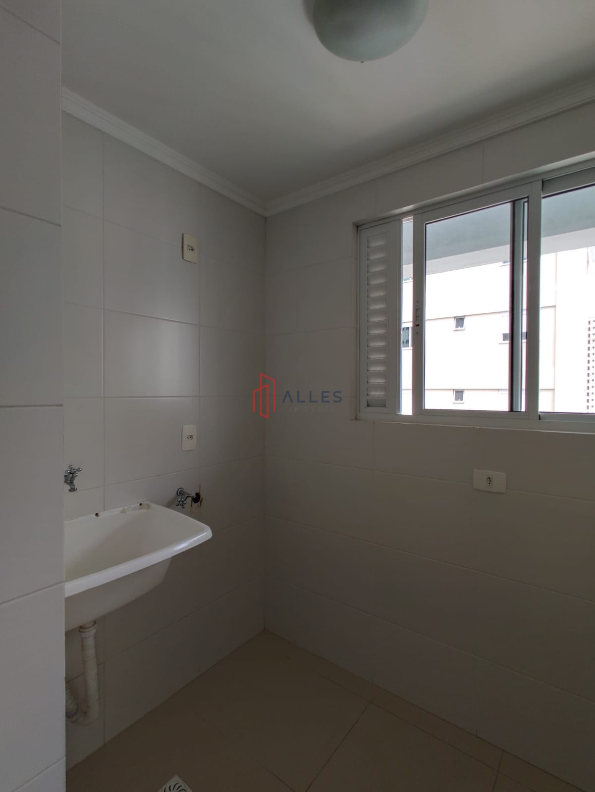 ALUGA-SE ANUAL LINDÍSSIMO APARTAMENTO NO CENTRO DE BALNEÁRIO CAMBORIÚ/SC