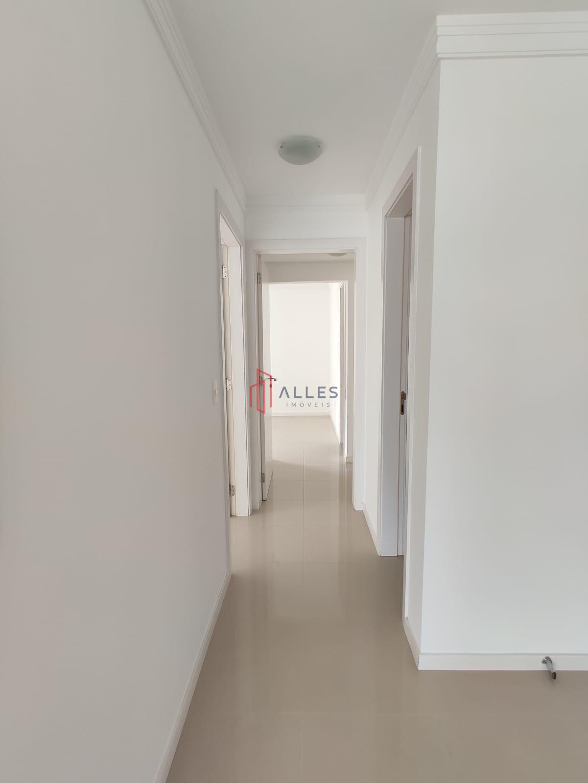 ALUGA-SE ANUAL LINDÍSSIMO APARTAMENTO NO CENTRO DE BALNEÁRIO CAMBORIÚ/SC