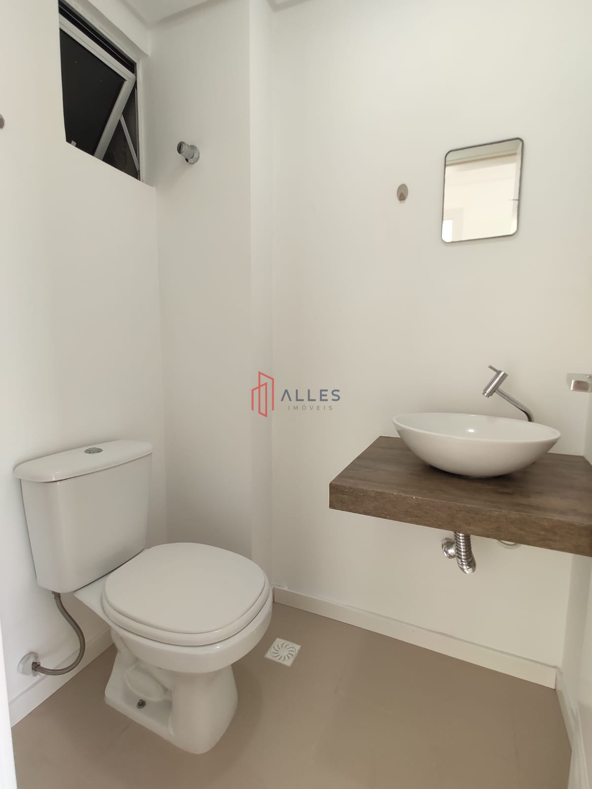 ALUGA-SE ANUAL LINDÍSSIMO APARTAMENTO NO CENTRO DE BALNEÁRIO CAMBORIÚ/SC