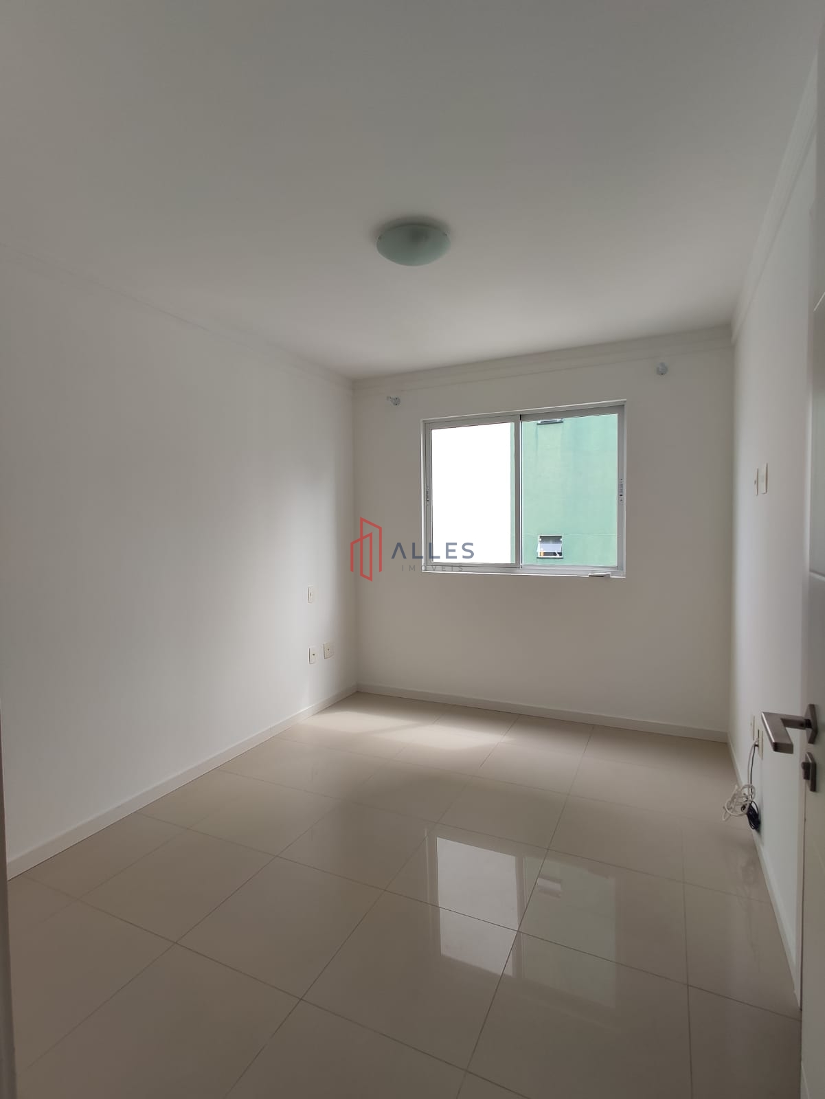 ALUGA-SE ANUAL LINDÍSSIMO APARTAMENTO NO CENTRO DE BALNEÁRIO CAMBORIÚ/SC