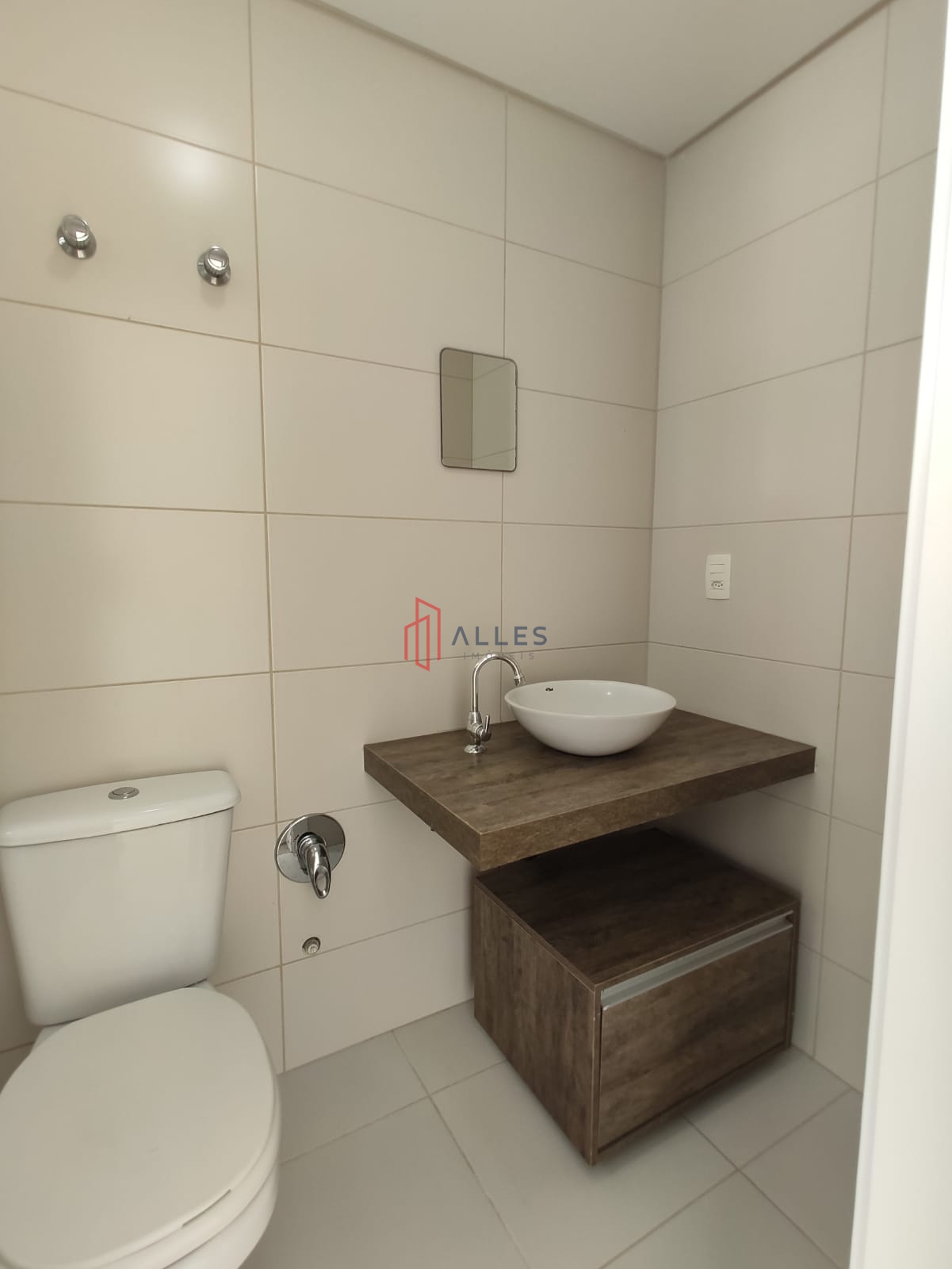 ALUGA-SE ANUAL LINDÍSSIMO APARTAMENTO NO CENTRO DE BALNEÁRIO CAMBORIÚ/SC