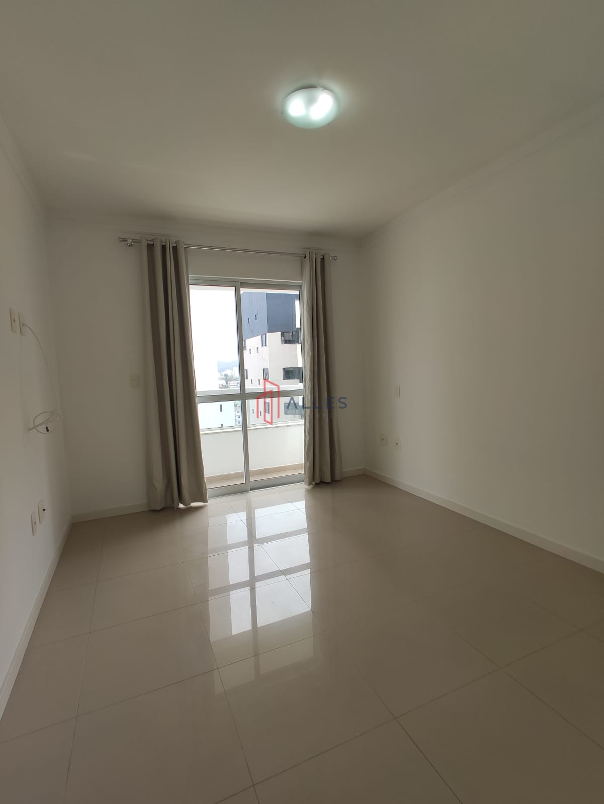 ALUGA-SE ANUAL LINDÍSSIMO APARTAMENTO NO CENTRO DE BALNEÁRIO CAMBORIÚ/SC