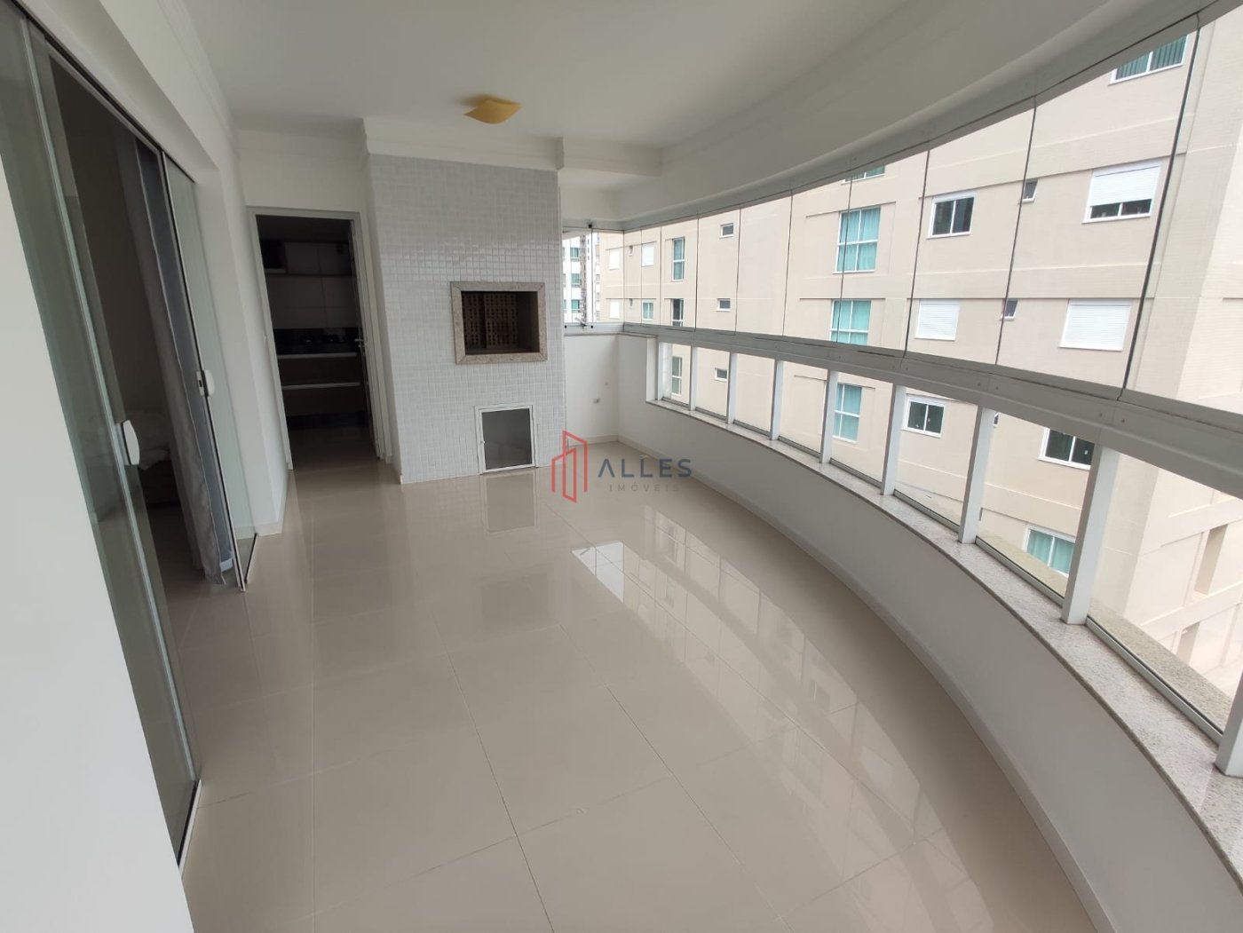 ALUGA-SE ANUAL LINDÍSSIMO APARTAMENTO NO CENTRO DE BALNEÁRIO CAMBORIÚ/SC