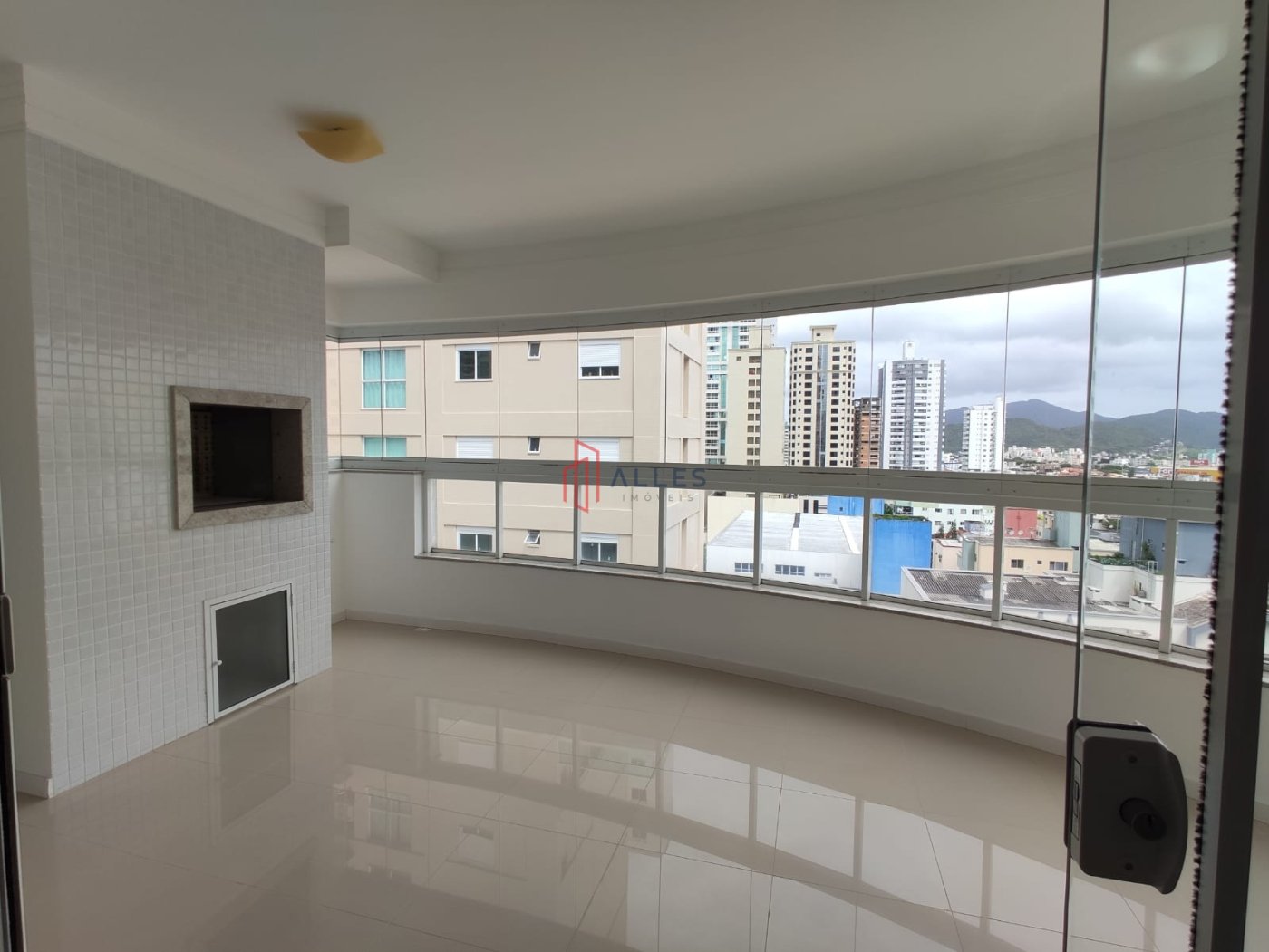 ALUGA-SE ANUAL LINDÍSSIMO APARTAMENTO NO CENTRO DE BALNEÁRIO CAMBORIÚ/SC