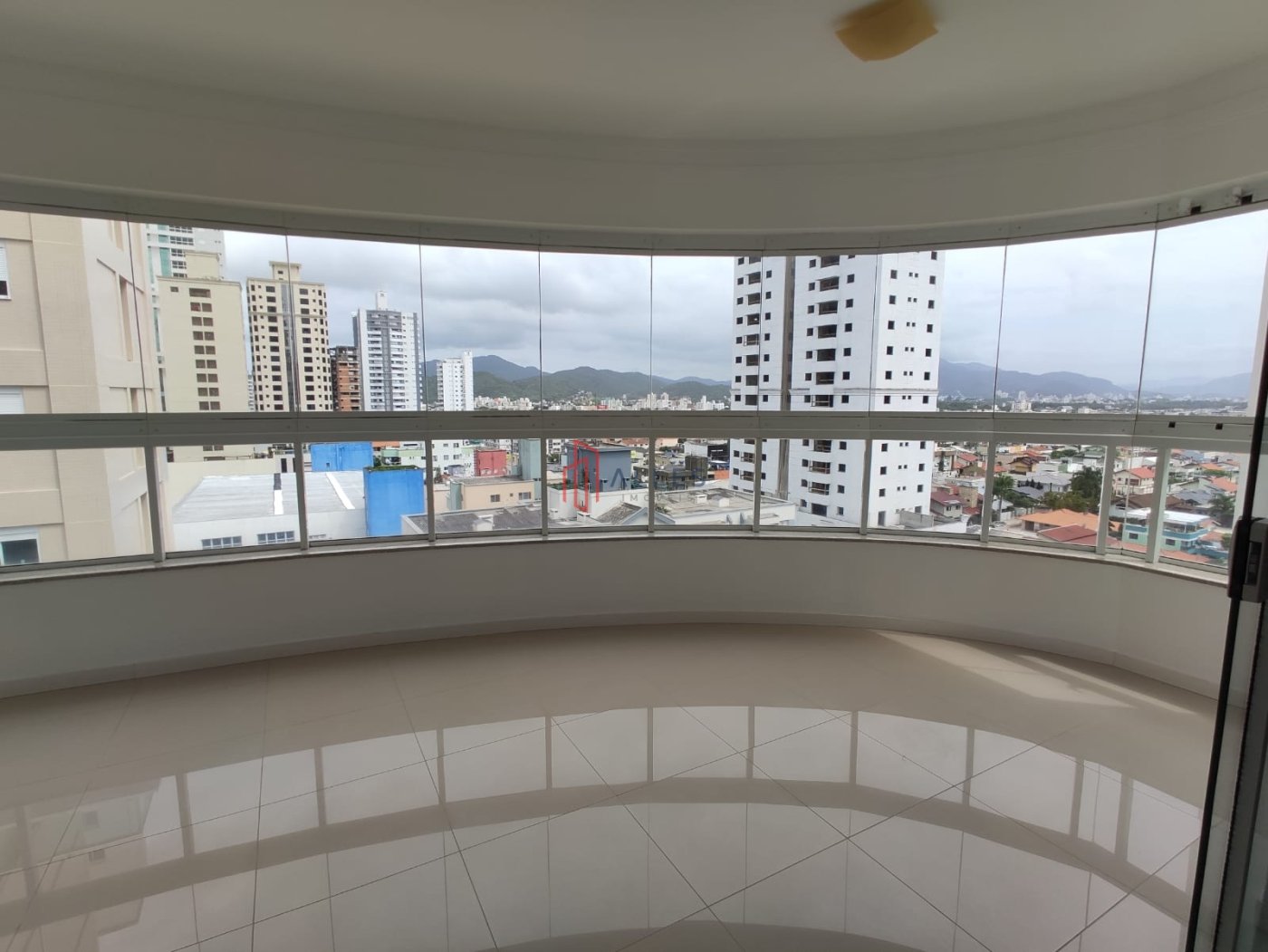 ALUGA-SE ANUAL LINDÍSSIMO APARTAMENTO NO CENTRO DE BALNEÁRIO CAMBORIÚ/SC