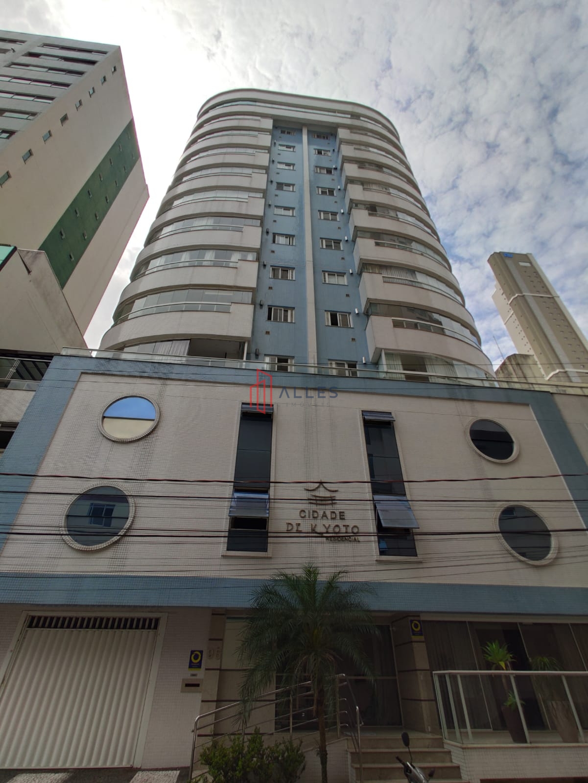 ALUGA-SE ANUAL LINDÍSSIMO APARTAMENTO NO CENTRO DE BALNEÁRIO CAMBORIÚ/SC