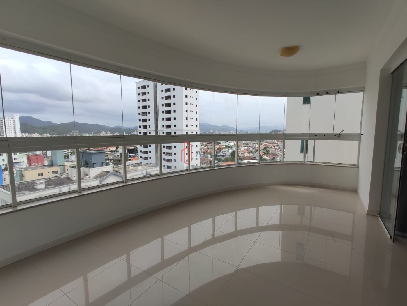 ALUGA-SE ANUAL LINDÍSSIMO APARTAMENTO NO CENTRO DE BALNEÁRIO CAMBORIÚ/SC