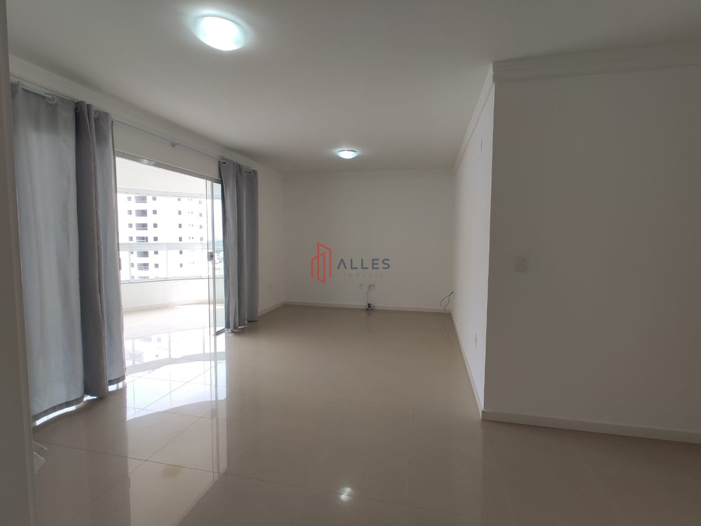 ALUGA-SE ANUAL LINDÍSSIMO APARTAMENTO NO CENTRO DE BALNEÁRIO CAMBORIÚ/SC