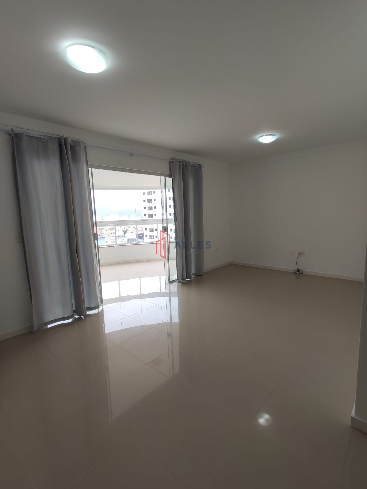 ALUGA-SE ANUAL LINDÍSSIMO APARTAMENTO NO CENTRO DE BALNEÁRIO CAMBORIÚ/SC