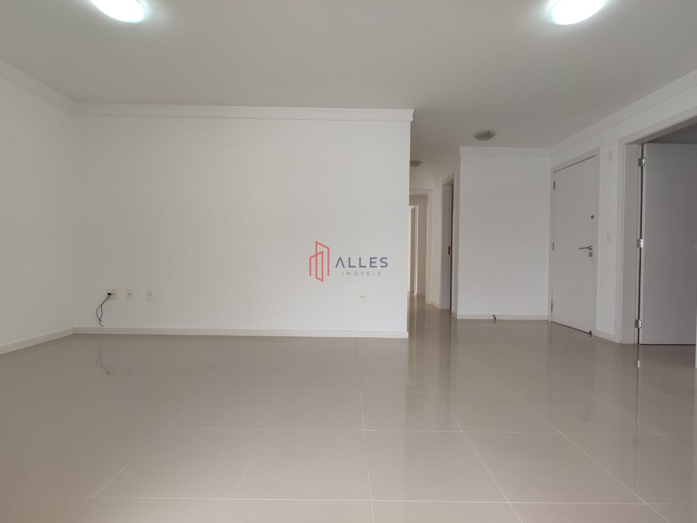 ALUGA-SE ANUAL LINDÍSSIMO APARTAMENTO NO CENTRO DE BALNEÁRIO CAMBORIÚ/SC