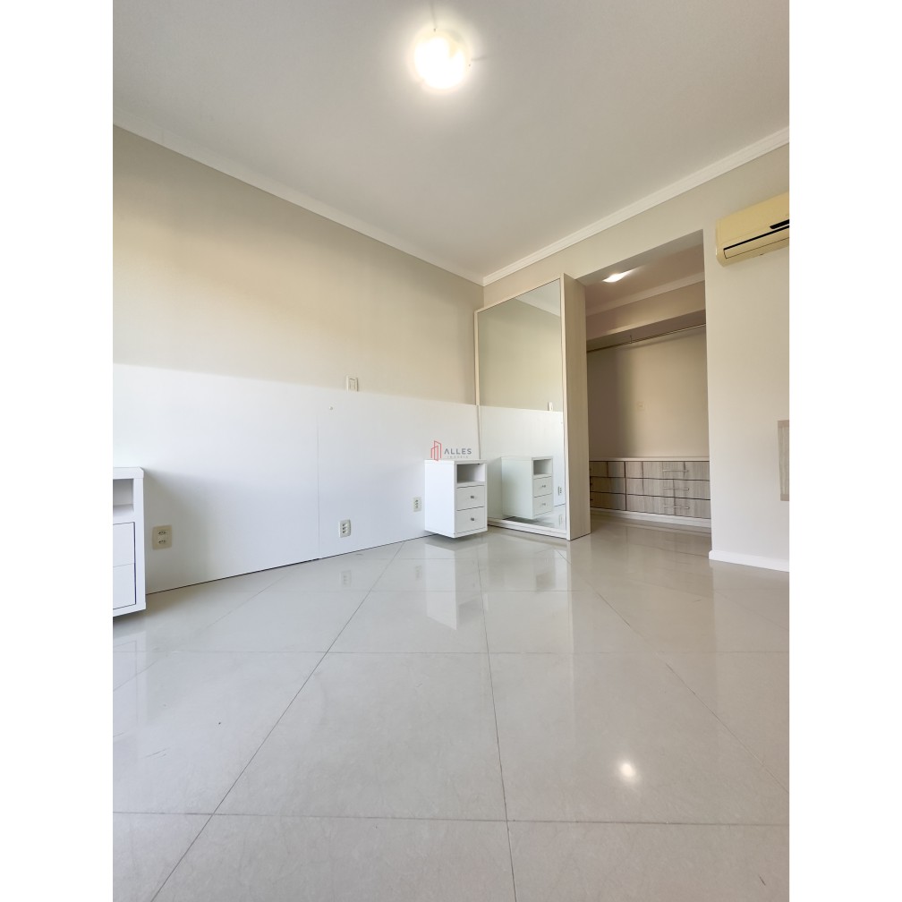 ALUGA-SE ANUAL SOBRADO TRIPLEX NA PRAIA DOS AMORES EM BALNEÁRIO CAMBORIÚ/SC