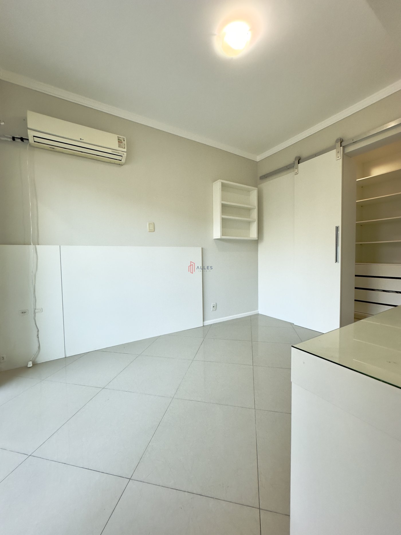 ALUGA-SE ANUAL SOBRADO TRIPLEX NA PRAIA DOS AMORES EM BALNEÁRIO CAMBORIÚ/SC