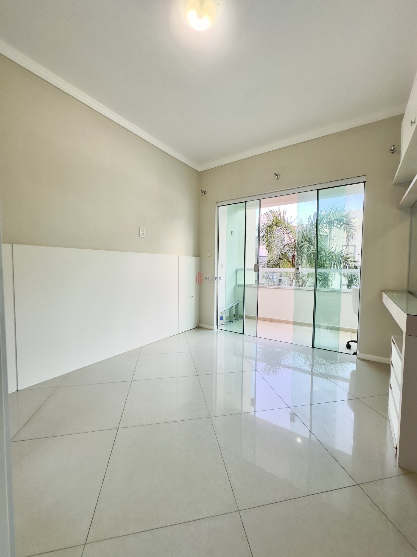 ALUGA-SE ANUAL SOBRADO TRIPLEX NA PRAIA DOS AMORES EM BALNEÁRIO CAMBORIÚ/SC