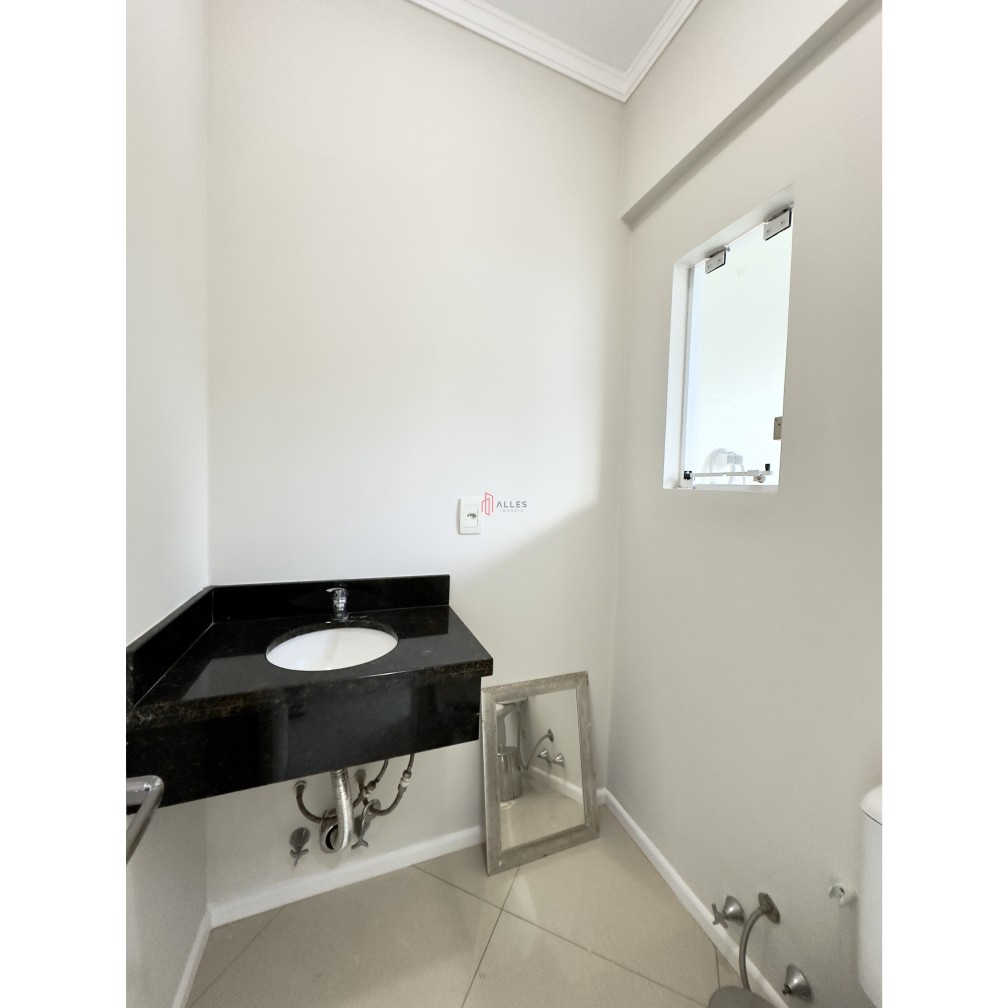 ALUGA-SE ANUAL SOBRADO TRIPLEX NA PRAIA DOS AMORES EM BALNEÁRIO CAMBORIÚ/SC
