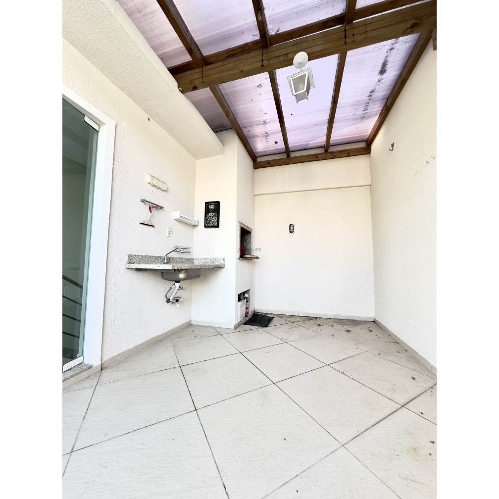 ALUGA-SE ANUAL SOBRADO TRIPLEX NA PRAIA DOS AMORES EM BALNEÁRIO CAMBORIÚ/SC