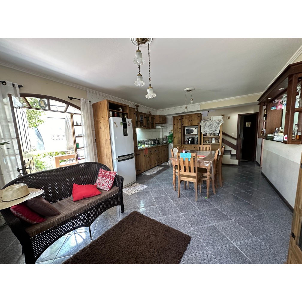 Vende-se casa com piscina no Centro de Camboriú/SC