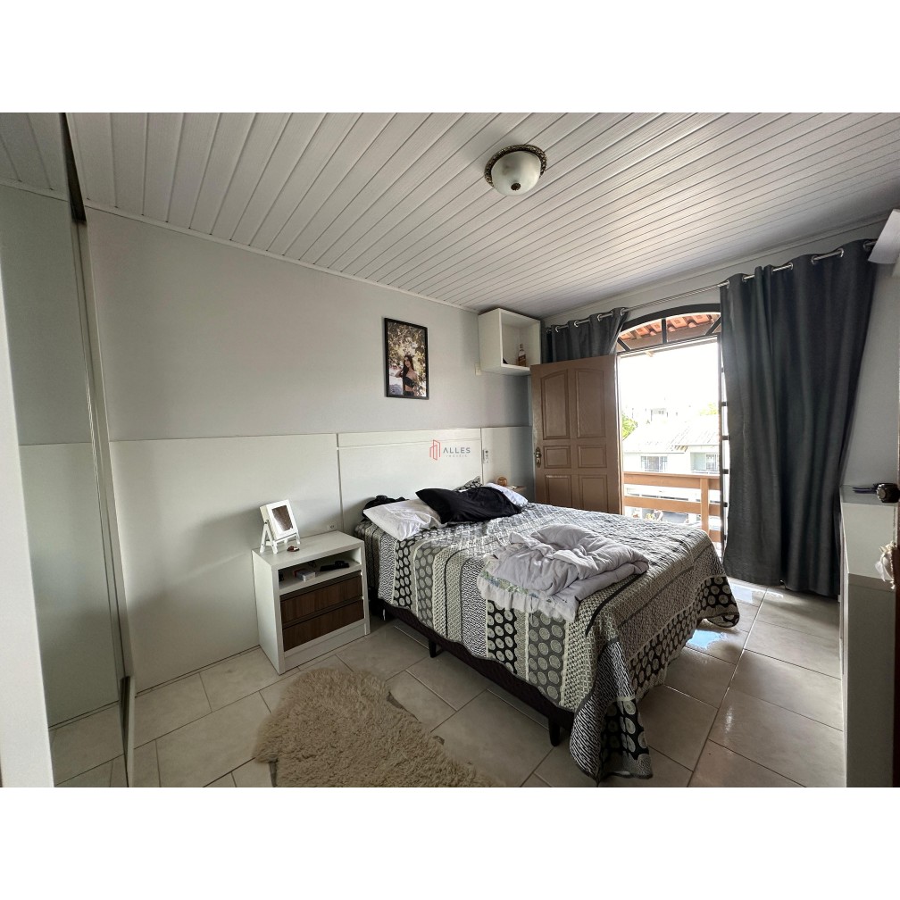 Vende-se casa com piscina no Centro de Camboriú/SC