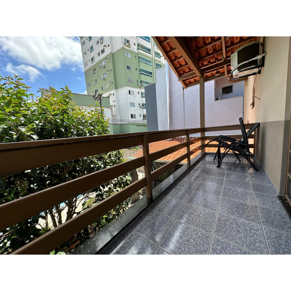 Vende-se casa com piscina no Centro de Camboriú/SC