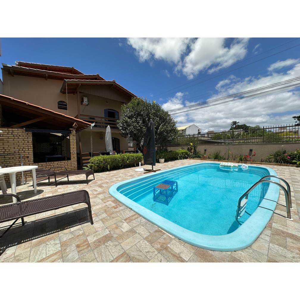 Vende-se casa com piscina no Centro de Camboriú/SC
