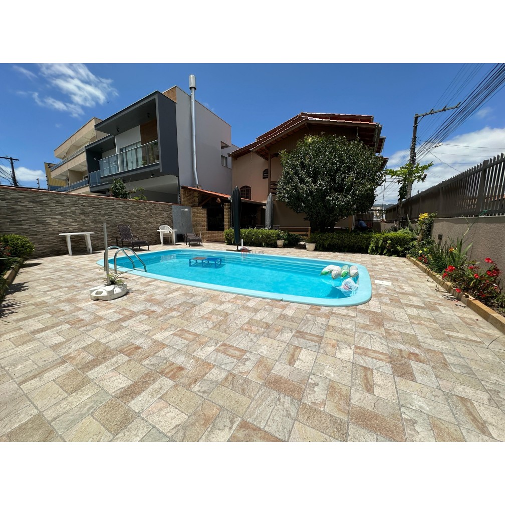 Vende-se casa com piscina no Centro de Camboriú/SC