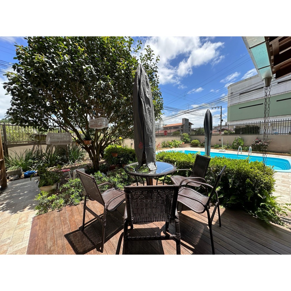 Vende-se casa com piscina no Centro de Camboriú/SC