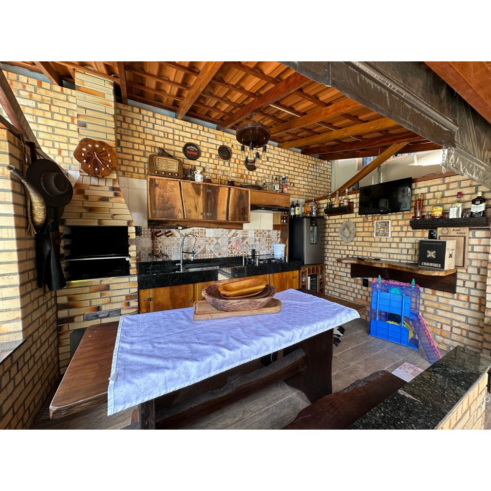 Vende-se casa com piscina no Centro de Camboriú/SC