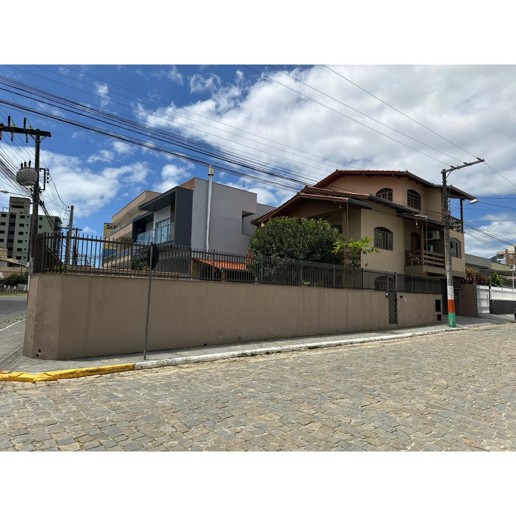 Vende-se casa com piscina no Centro de Camboriú/SC
