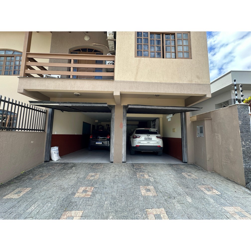 Vende-se casa com piscina no Centro de Camboriú/SC