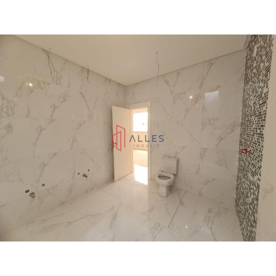 VENDE-SE LINDÍSSIMO SOBRADO  NO CENTRO DE BALNEÁRIO CAMBORI/SC