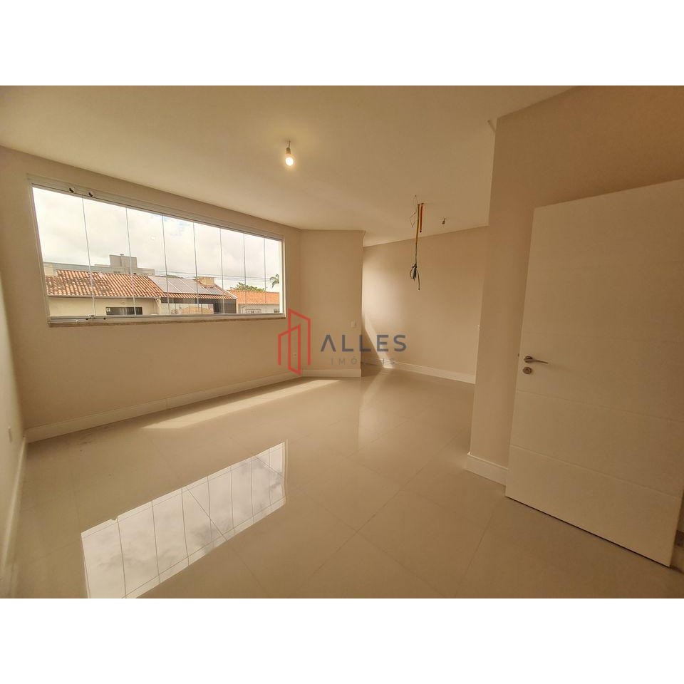 VENDE-SE LINDÍSSIMO SOBRADO  NO CENTRO DE BALNEÁRIO CAMBORI/SC