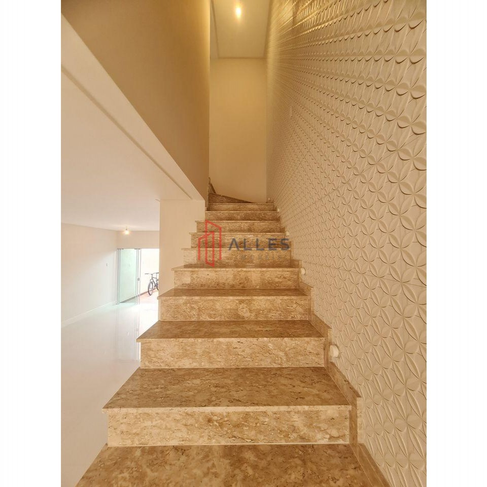 VENDE-SE LINDÍSSIMO SOBRADO  NO CENTRO DE BALNEÁRIO CAMBORI/SC