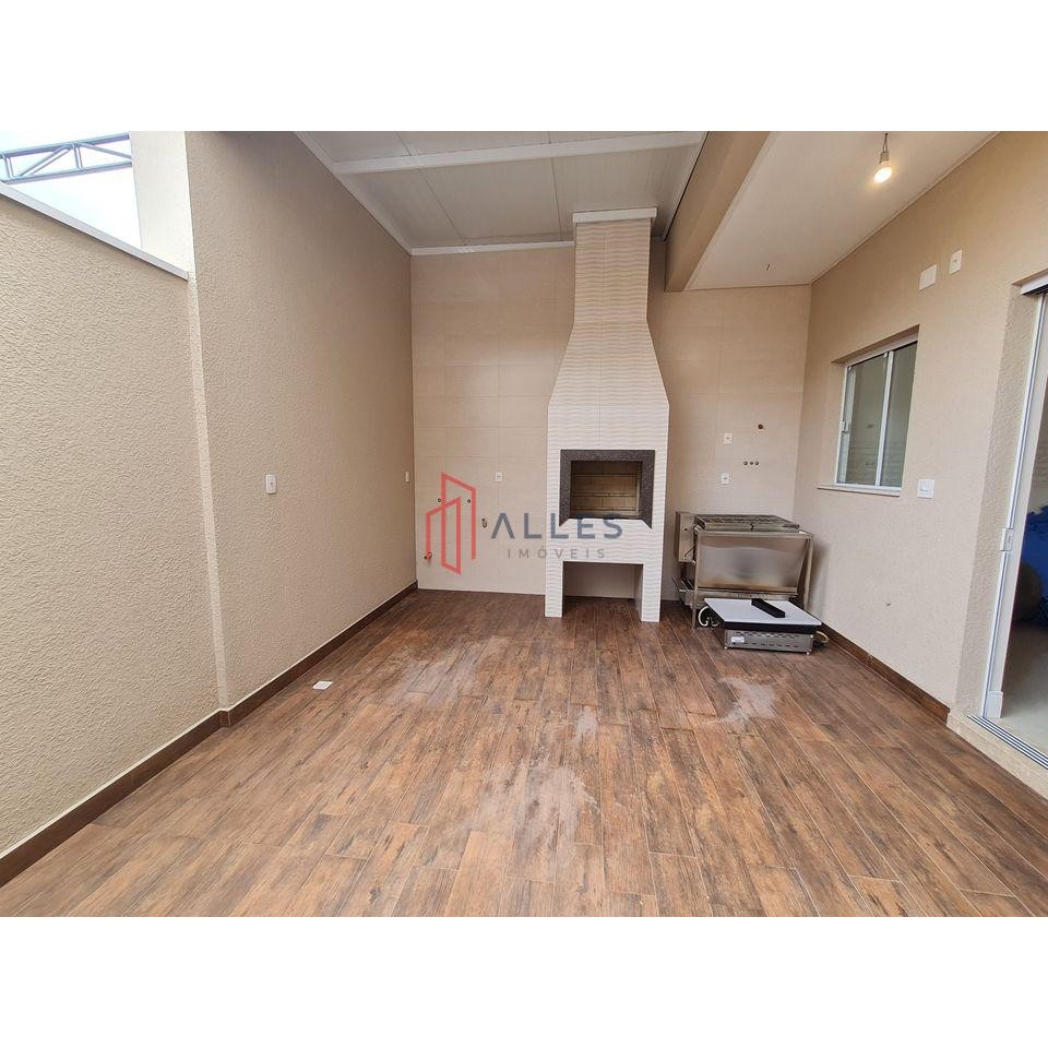VENDE-SE LINDÍSSIMO SOBRADO  NO CENTRO DE BALNEÁRIO CAMBORI/SC