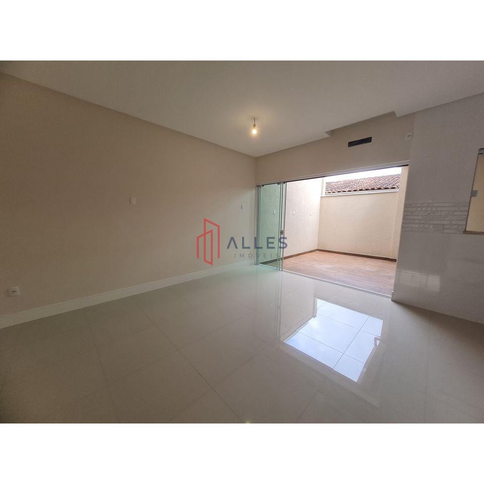 VENDE-SE LINDÍSSIMO SOBRADO  NO CENTRO DE BALNEÁRIO CAMBORI/SC