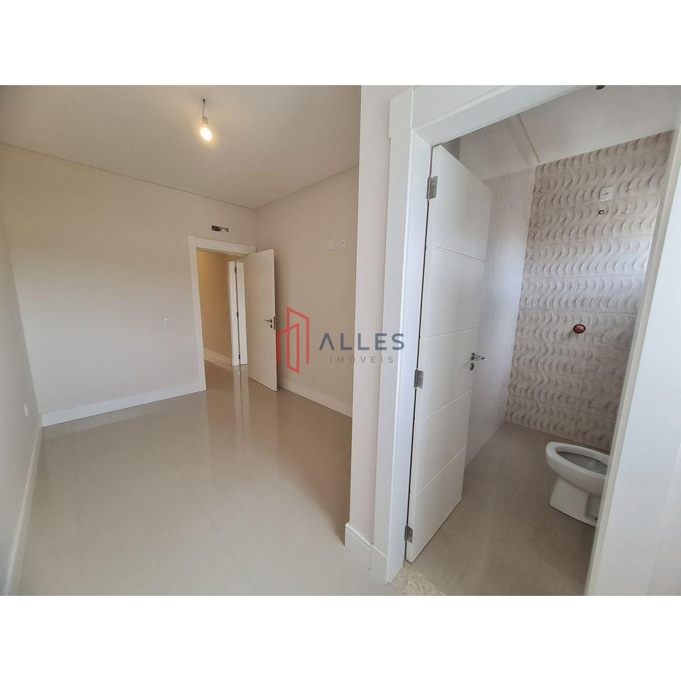 VENDE-SE LINDÍSSIMO SOBRADO  NO CENTRO DE BALNEÁRIO CAMBORI/SC