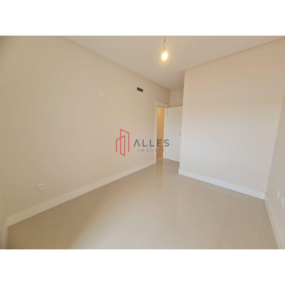 VENDE-SE LINDÍSSIMO SOBRADO  NO CENTRO DE BALNEÁRIO CAMBORI/SC