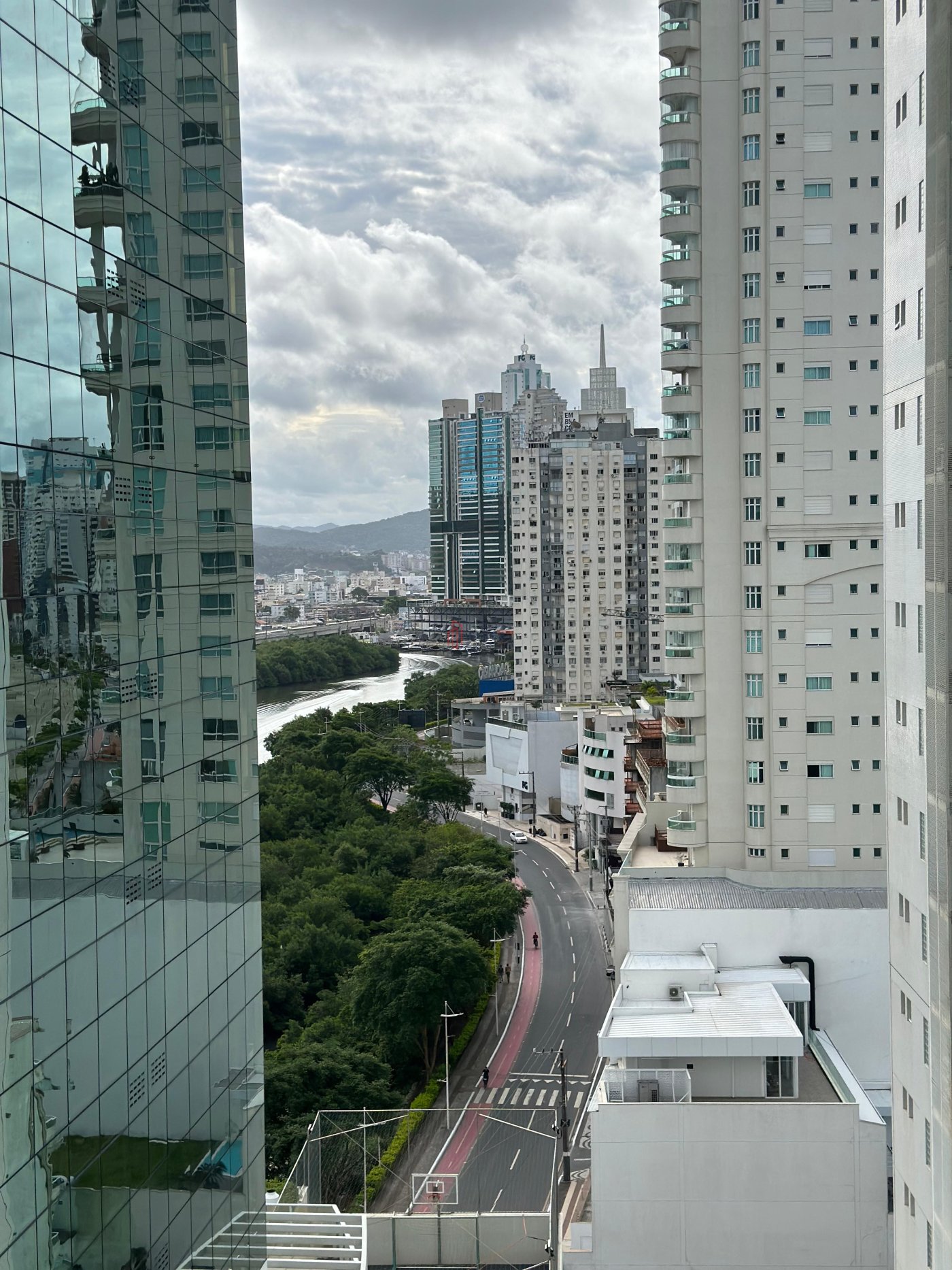 VENDE-SE FRENTE MAR LATERAL EM BALNEÁRIO CAMBORIÚ/SC