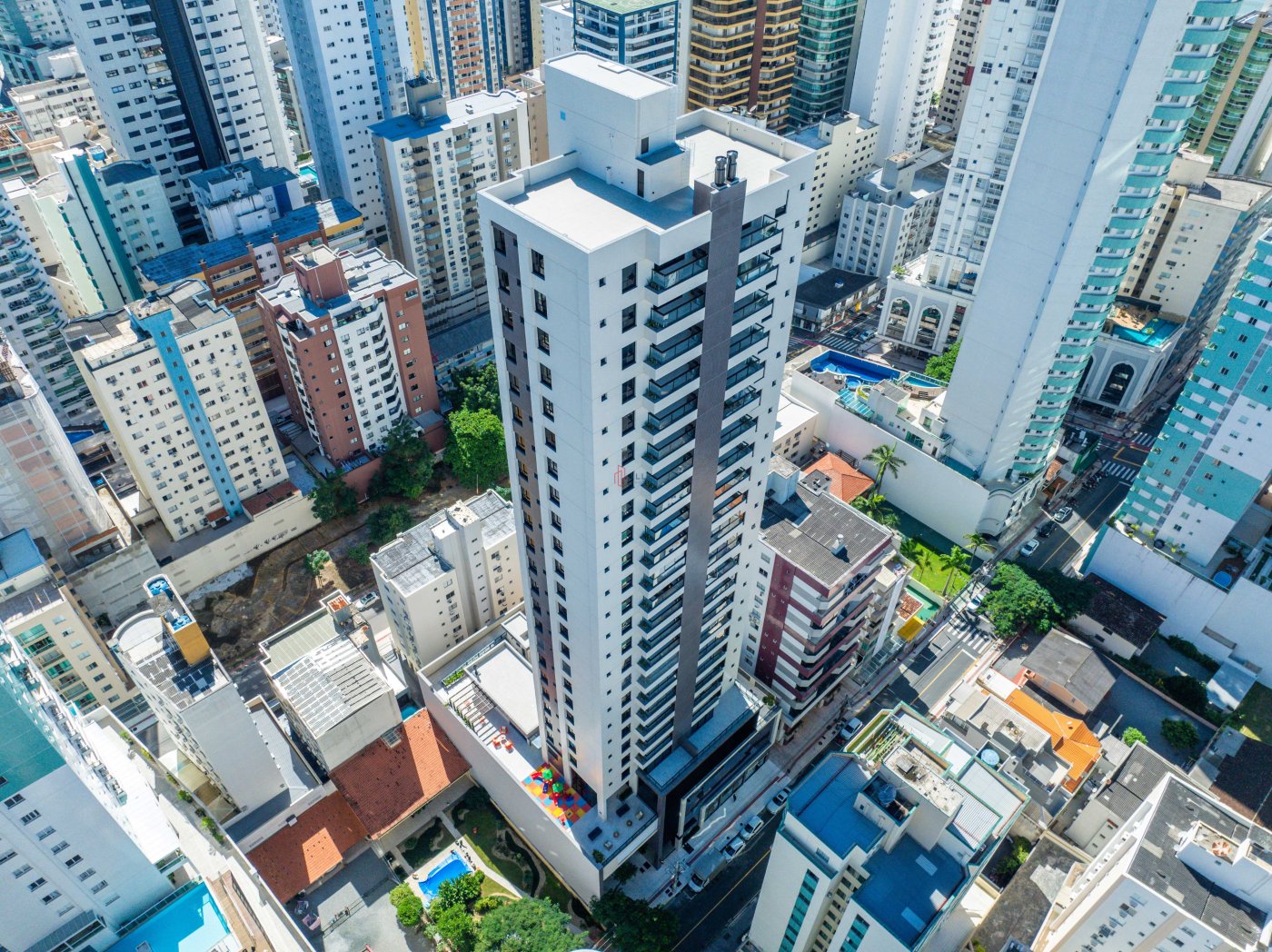 VENDE-SE APARTAMENTO ALTO PADRÃO EM BALNEÁRIO CAMBORIÚ/SC