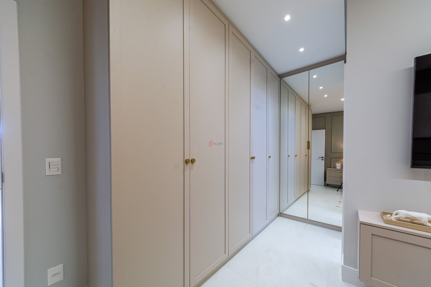 VENDE-SE APARTAMENTO ALTO PADRÃO EM BALNEÁRIO CAMBORIÚ/SC