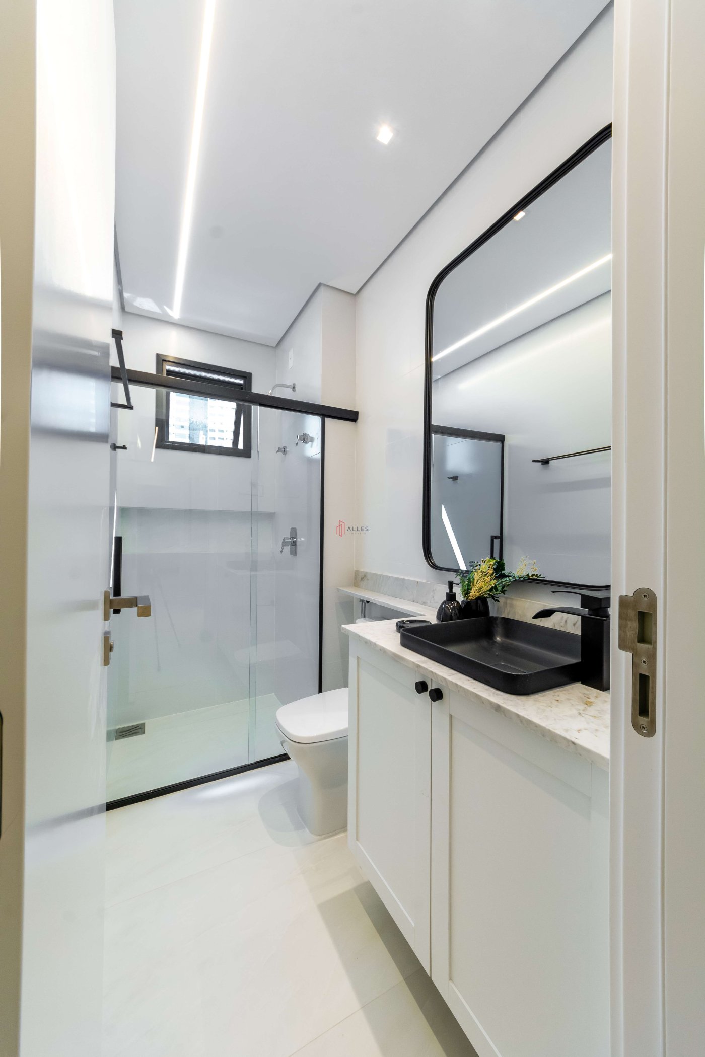 VENDE-SE APARTAMENTO ALTO PADRÃO EM BALNEÁRIO CAMBORIÚ/SC