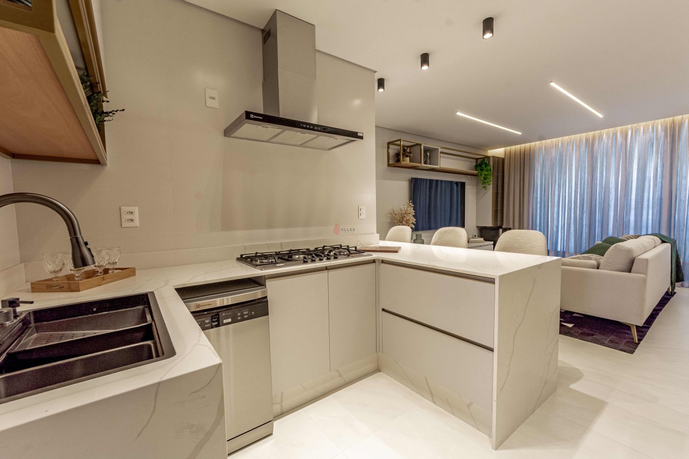 VENDE-SE APARTAMENTO ALTO PADRÃO EM BALNEÁRIO CAMBORIÚ/SC