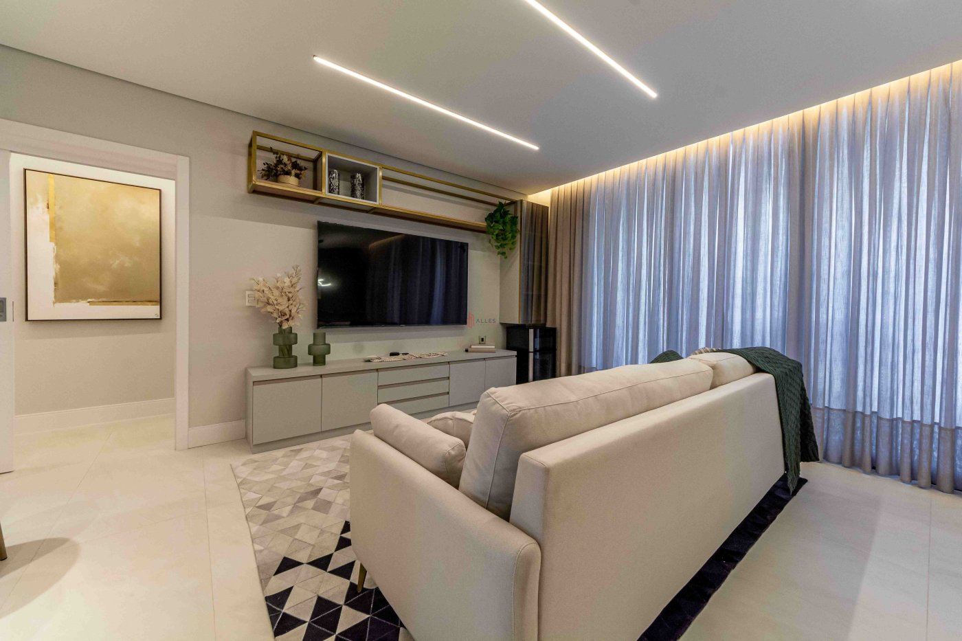 VENDE-SE APARTAMENTO ALTO PADRÃO EM BALNEÁRIO CAMBORIÚ/SC