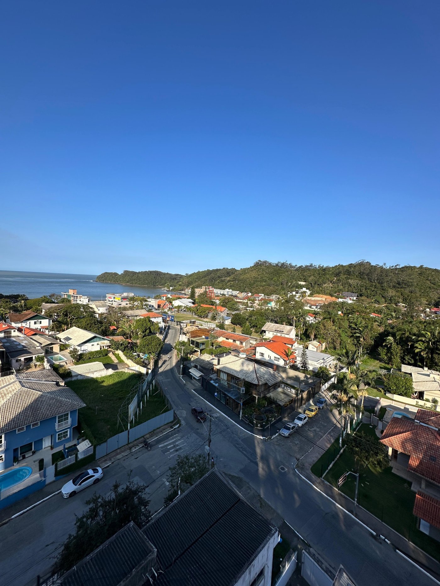 ALUGA-SE ANUAL COBERTURA NA TRANQUILA E LINDA PRAIA DE CABEÇUDAS EM ITAJAÍ/SC