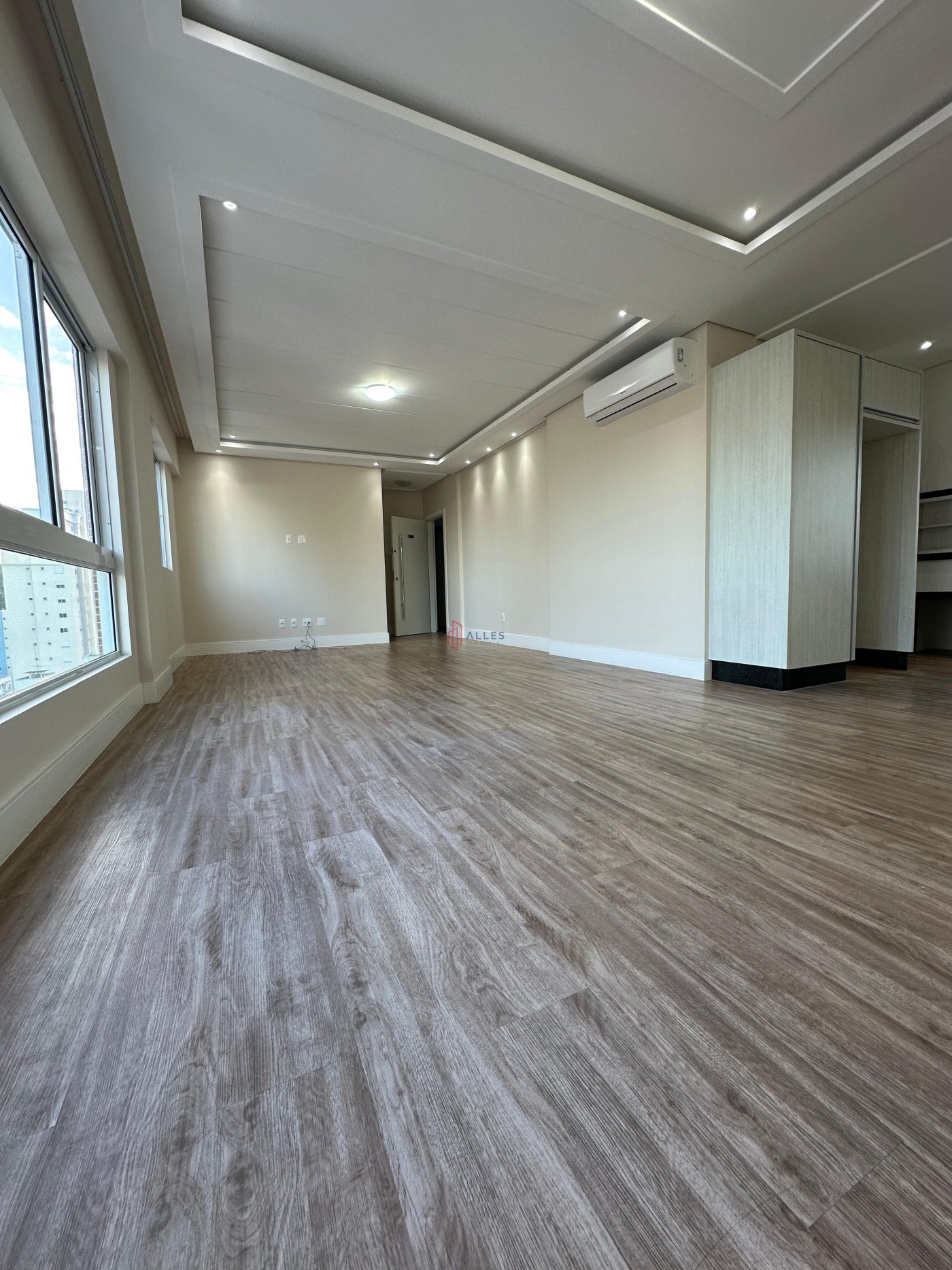 ALUGA-SE ANUAL APARTAMENTO ALTO PADRÃO NO CENTRO DE BALNEÁRIO CAMBORIÚ/SC